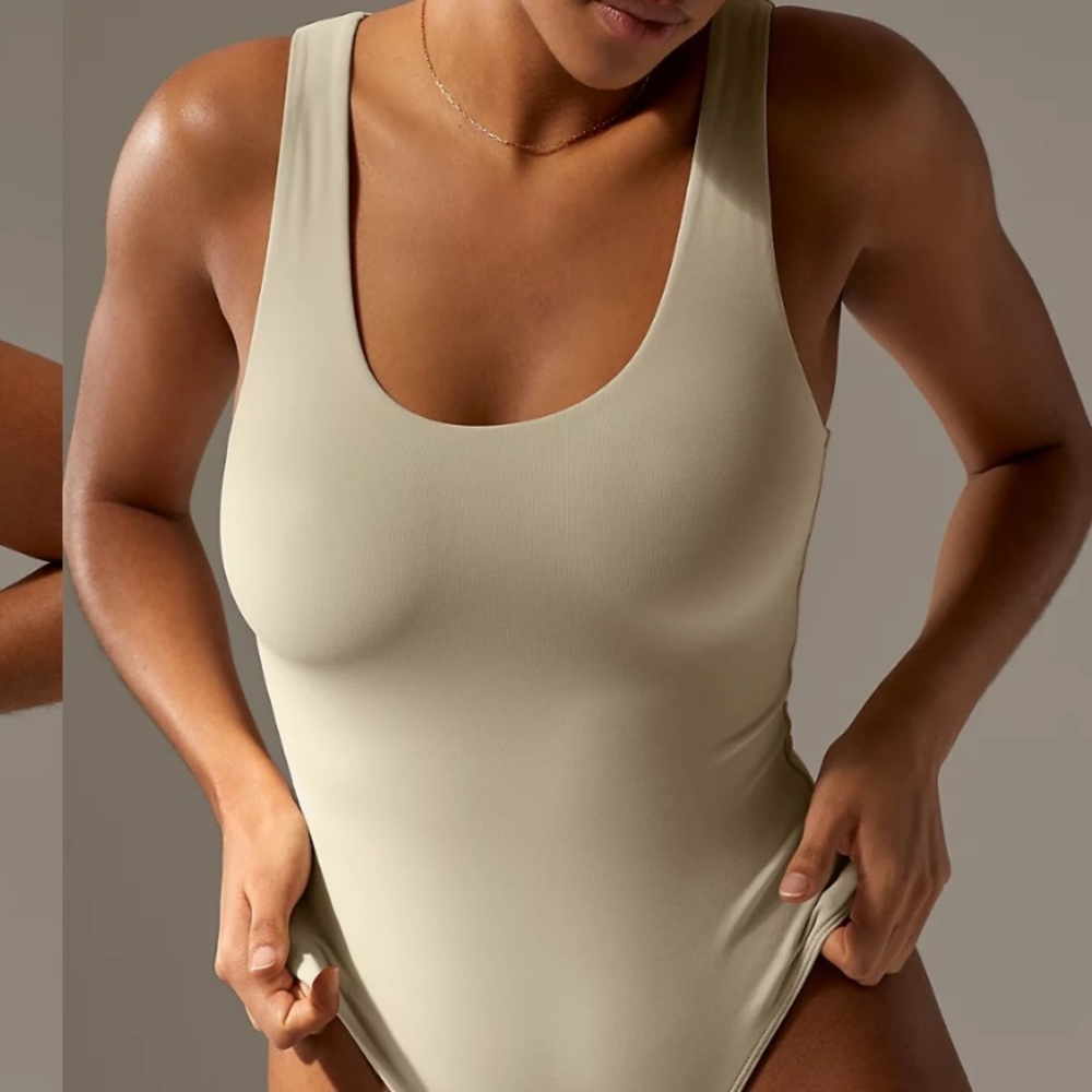 Aritzia Babaton Contour Bodysuit